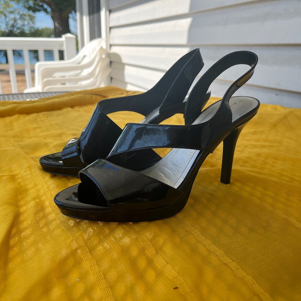 Black Tahari Bounty 3.75" Heeled Pumps!
